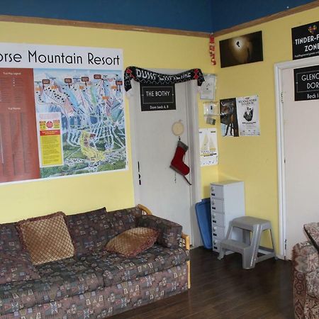 Kicking Horse Backpacker Hostel Golden Kültér fotó