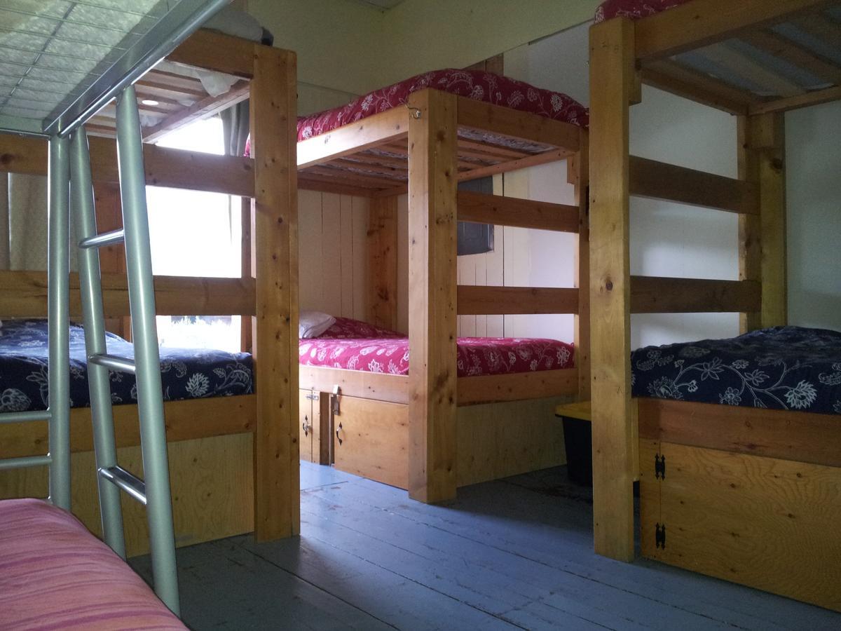 Kicking Horse Backpacker Hostel Golden Kültér fotó