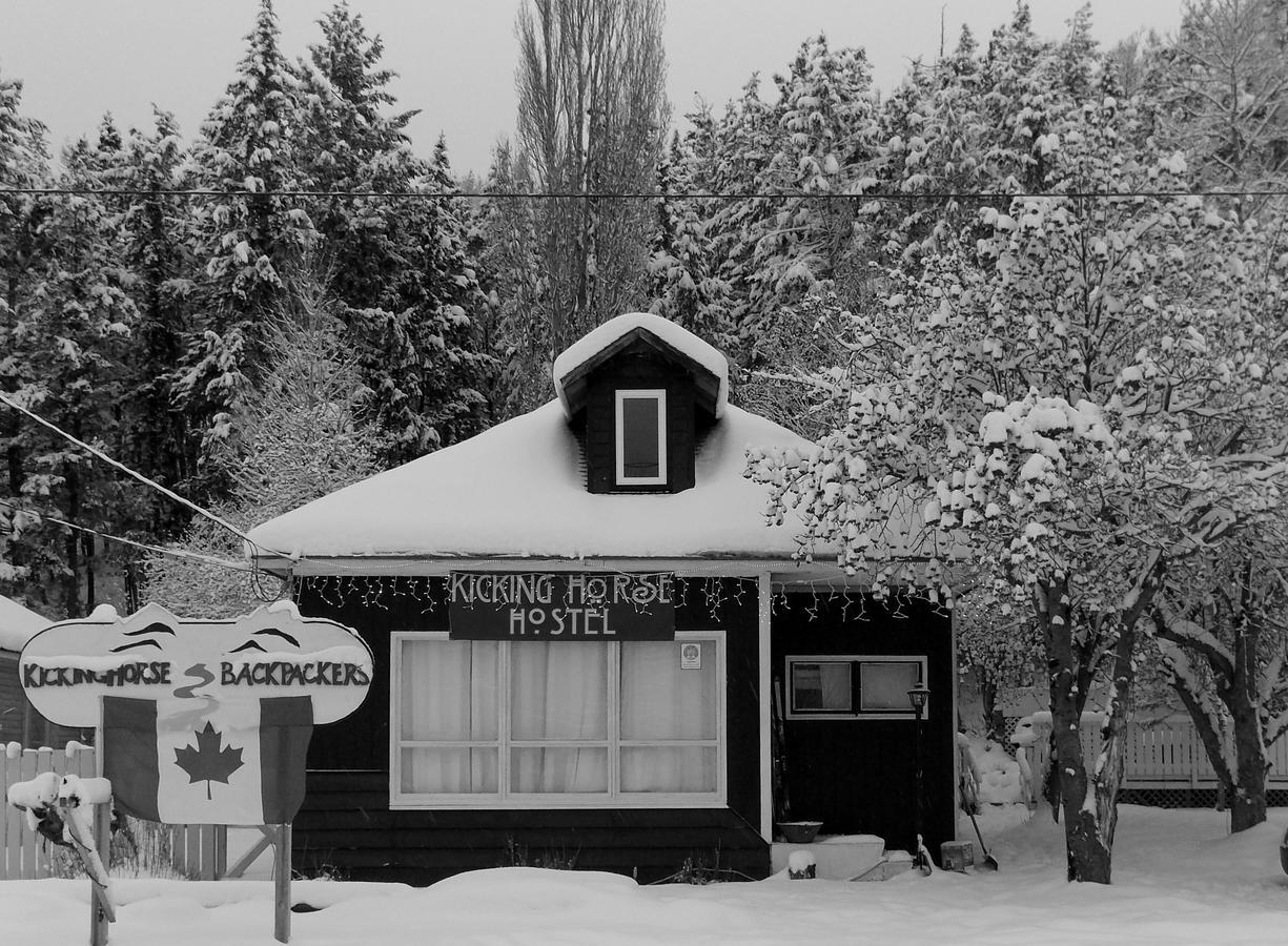 Kicking Horse Backpacker Hostel Golden Kültér fotó