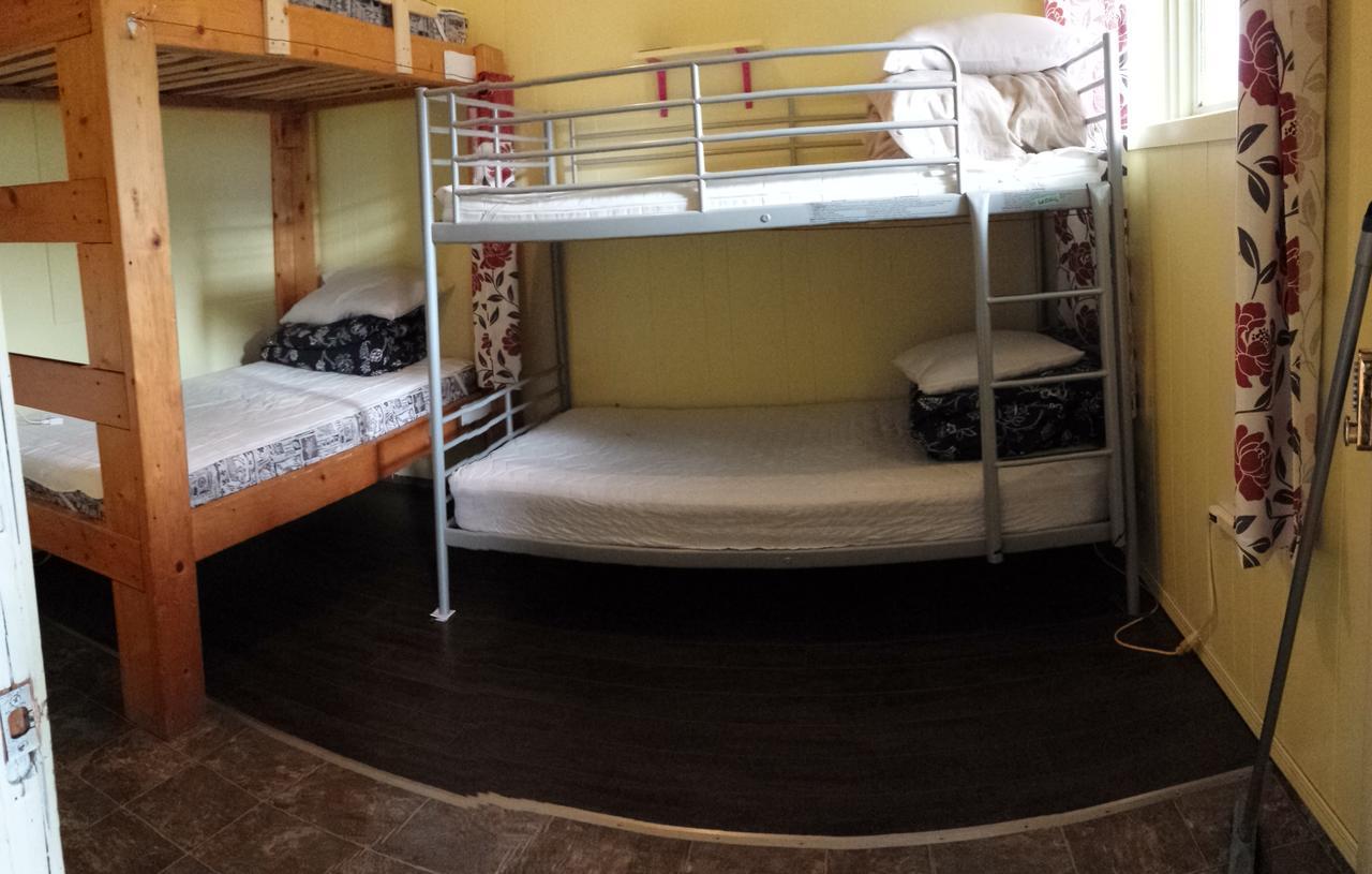 Kicking Horse Backpacker Hostel Golden Kültér fotó