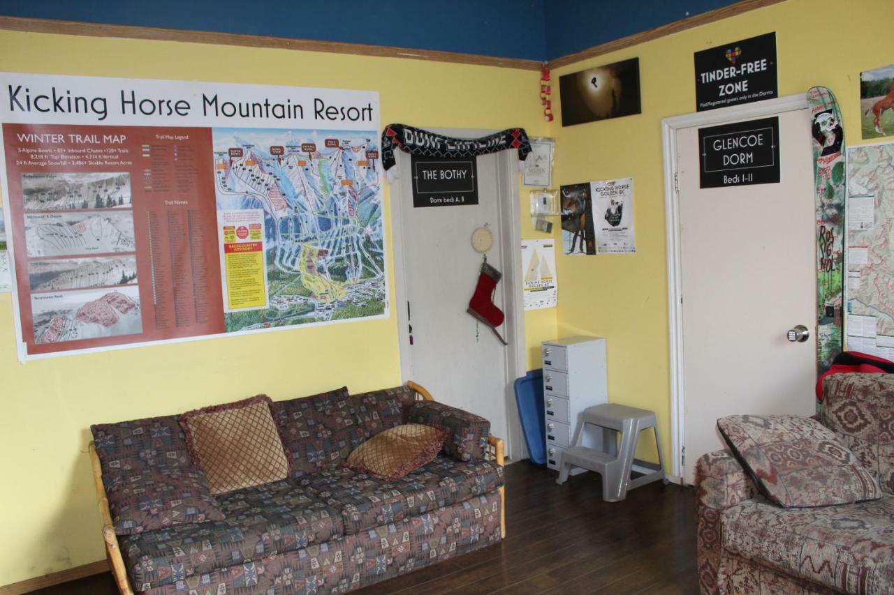 Kicking Horse Backpacker Hostel Golden Kültér fotó
