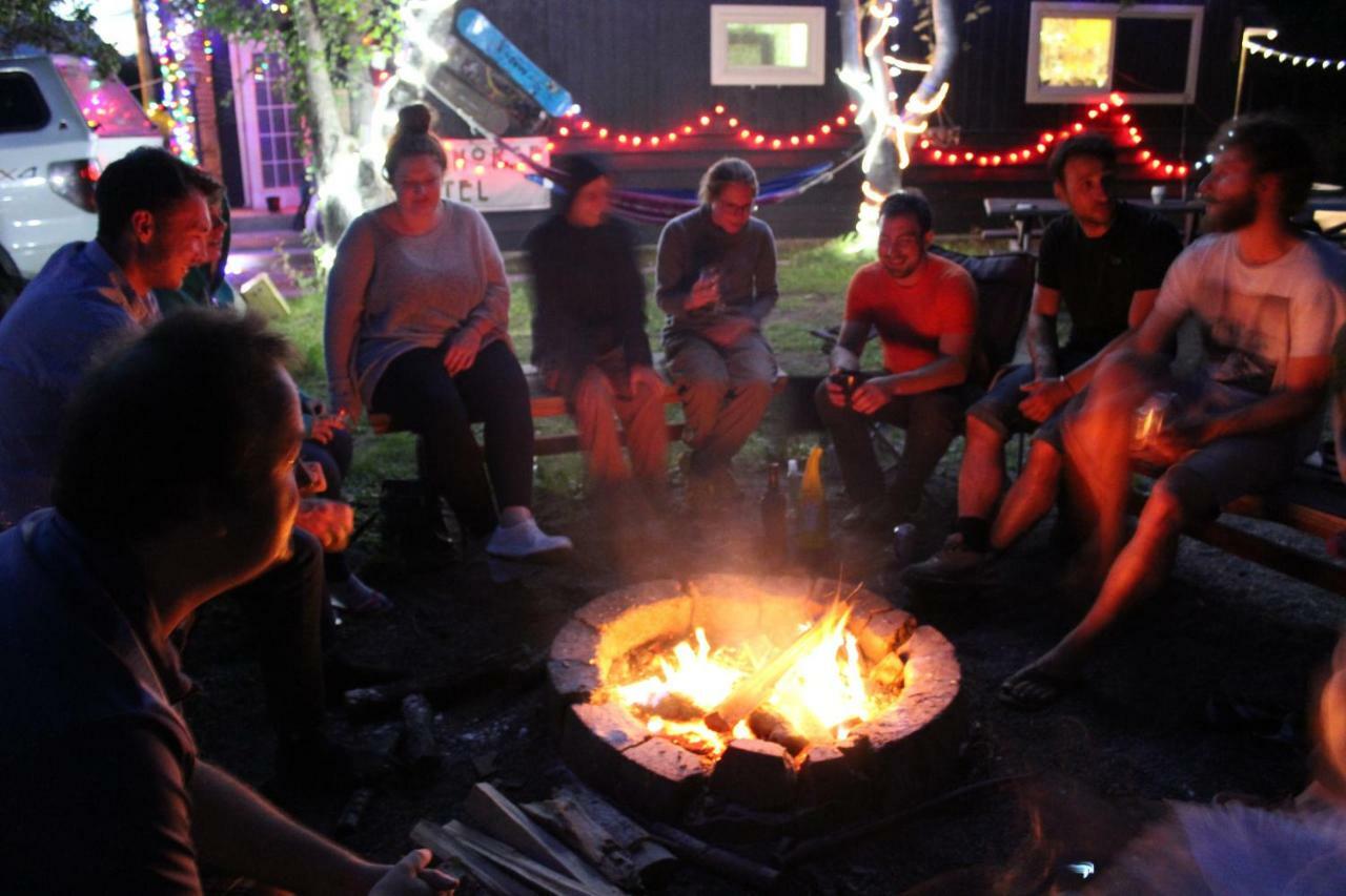 Kicking Horse Backpacker Hostel Golden Kültér fotó